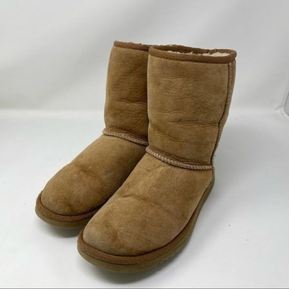 Chestnut UGGs classic short fur lined size 6